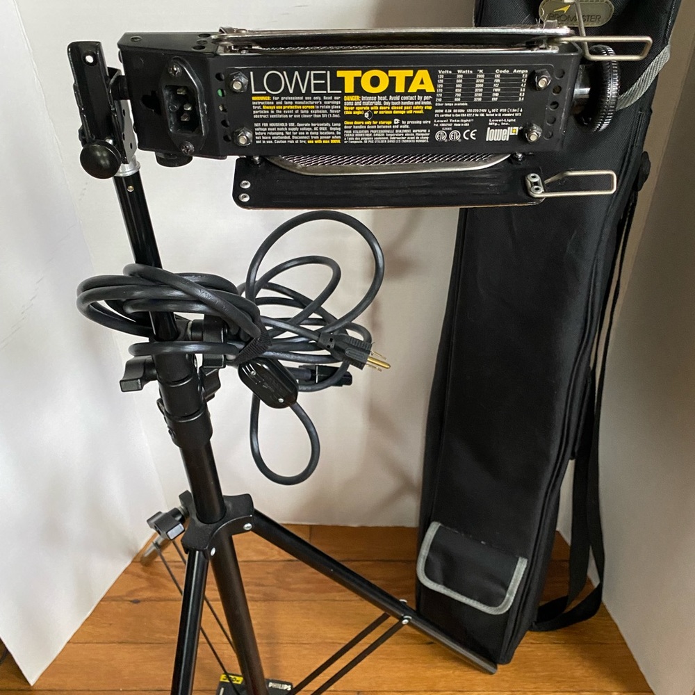 Tota light “Lowell”with tripod, bag and extra 300 watt 129v lightbulb